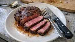 Stek wołowy z patelni: prosta metoda na soczyste wnętrze i rumianą skórkę