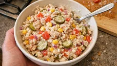 Sałatka ryżowa z tuńczykiem i kukurydzą – idealna do lunchboxa i na piknik