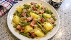 Potée liégeoise – sycący obiad z ziemniaków, fasolki i boczku w jednym garnku