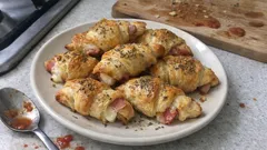 Mini rogaliki „pizza” z ciasta francuskiego – chrupiąca przekąska w 20 minut