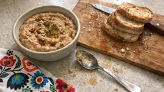 Pasta z fasoli i suszonych pomidorów w 4 minuty – kremowe smarowidło do chleba