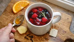 Rozgrzewająca herbatka owocowo-ziołowa z maliną i rozmarynem – 3 proste warianty