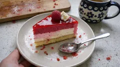 Lekki tort malinowy z musem na żelatynie – piękny przekrój i pewny efekt