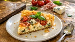 Włoska tarta z ciasta filo: chrupiący spód, gorgonzola, szynka parmeńska i pomidory
