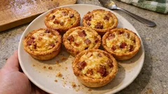 Mini quiche z boczkiem i serem: kruche spody i kremowe wnętrze bez wysiłku