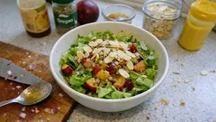 Surówka z zielonej sałaty i śliwek – szybki dodatek do obiadu z miodowo-musztardowym sosem