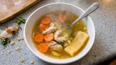 Rosół z dodatkiem skórki parmezanu – prosty trik na głębszy smak bez kostki