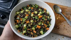 Sałatka z soczewicy beluga z ogórkiem i marchewką – lekka, a sycąca