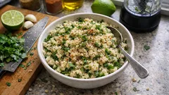 Sałatka tabbouleh z kuskusem, natką pietruszki i cytryną w misce na kuchennym blacie