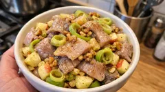 Sałatka śledziowa z jabłkiem i orzechami – chrupiąca, warstwowa i do zrobienia dzień wcześniej