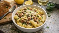 Makaron z włoską kiełbasą, fenkułem i cytryną – szybki obiad z jednej patelni