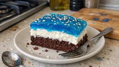 Ciasto „basen” z białek: kakaowy biszkopt, lekka masa i niebieska galaretka