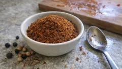 Domowy baharat – aromatyczna mieszanka przypraw z patelni i młynka