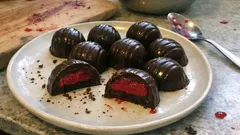 Czekoladki z malinową ganache – domowe pralinki, które wyglądają jak z cukierni