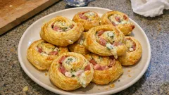 Ślimaczki z ciasta francuskiego z szynką i Boursin – 3 składniki, chrupiące w 20 minut