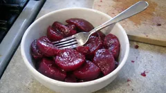 Buraki z szybkowaru: miękkie w 15–20 minut, idealne do sałatki i barszczu