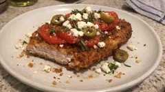Schabowy po grecku: chrupiący kotlet zapiekany z fetą, pomidorami i oliwkami