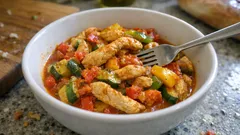 Emincé z kurczaka z trzema paprykami z airfryera – soczyste paski i warzywa w 25 minut