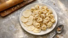 Ciasto na uszka, które nie pęka w gotowaniu — prosty trik z gorącym mlekiem i masłem