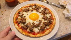 Pizza z mięsem mielonym i jajkiem – sycąca wersja na cienkim cieście