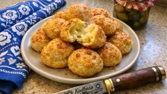 Gougères z serem: francuskie ptysie na słono, które zawsze ładnie rosną