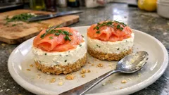 Wytrawne serniczki na zimno z wędzonym łososiem – efektowna przystawka bez pieczenia