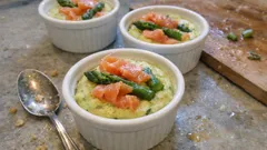 Flany ze szparagów z wędzonym łososiem – kremowa przystawka, która zawsze się udaje