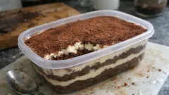 Czekoladowe tiramisu z pojemnika – bez kawy, za to z mocnym mlekiem czekoladowym