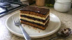 Piernik przekładany powidłami i kremem grysikowym – prosty wypiek na święta