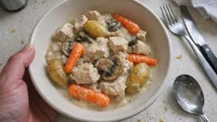 Blanquette z indyka w jasnym sosie – delikatny obiad z jednego garnka