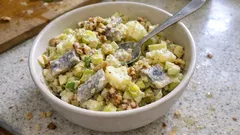 Sałatka ziemniaczana ze śledziem i awokado – sycąca, a jednak lekka