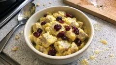 Matiasy w sosie jogurtowo-curry z żurawiną – prosta przystawka na zimno