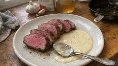 Filet z jagnięciny pieczony w 80°C – soczysty środek i kremowy sos czosnkowy