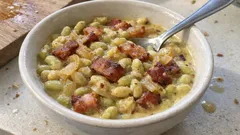 Biała fasola w sosie z kawałkami kiełbasy w misce, tradycyjne polskie danie