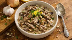 Boeuf strogonow à la Jamie Oliver – kremowy sos, grzyby i skórka z cytryny w 30 minut