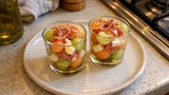 Verrine z melonem, mozzarellą i szynką dojrzewającą – szybka letnia przystawka