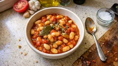 Mogettes de Vendée w pomidorach i ziołach – kremowa biała fasola na sycący obiad