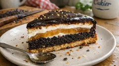 Warstwowy makowiec z jabłkami i kremem jogurtowym – pięknie się kroi i długo jest świeży