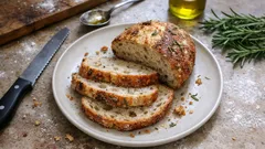 Włoski chleb z rozmarynem jak z piekarni – chrupiąca skórka dzięki pieczeniu w garnku