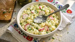 Chrupiąca sałatka do smażonego karpia: ziemniaki, rzodkiewka i ogórek w kremowym sosie