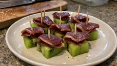 Mini szaszłyki z suszonym magretem i kiwi – elegancka przekąska z 2 składników