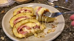 Rolada ziemniaczana z raclette i szynką – sycąca kolacja prosto z piekarnika