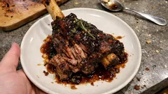 Gicz jagnięca konfitowana z tymiankiem i rozmarynem – mięso odchodzi od kości