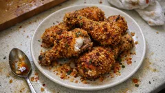 Pikantne pałki z kurczaka w panko z piekarnika – chrupiąca panierka bez smażenia