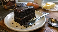 Puszyste ciasto czekoladowe z gorzkiej czekolady – proste i zawsze się udaje