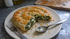Chrupiący burek ze szpinakiem i fetą – spiralna zapiekanka z ciasta filo