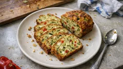 Wytrawny cake z cukinią, papryką i fetą – miękki, wilgotny i prosty do zrobienia