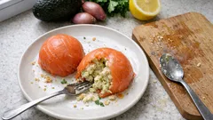 Dôme z wędzonego łososia z musem z awokado i kraba – elegancka przystawka na zimno