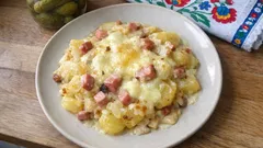 Tartiflette z cancoillotte: kremowa zapiekanka ziemniaczana z szynką i białym winem