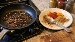 Zwietrzałe przyprawy? Odśwież je w 5 minut na patelni lub nad parą